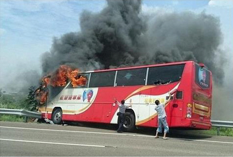 대만 타오위안(桃園) 공항 부근의 고속도로를 달리던 관광버스에서 화재가 발생해 탑승자 전원이 사망했다/사진=CCTV 캡쳐