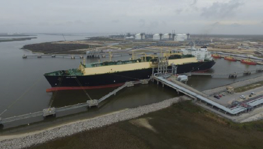 지난 2월 미국 루이지애나주 서빈패스 플랜트에서 생산된 LNG가 선적되고 있다. /셰니에르에너지 홈페이지