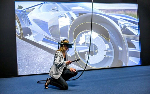 포드 기술자가 VR을 이용해 제조 전 단계에서 자동차를 평가하고 있다.