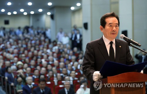 정세균 국회의장이 19일 오전 국립서울현충원에서 열린 ‘이승만 전 대통령 서거 제51주기 추모식’에서 추모사를 읽고 있다./연합뉴스