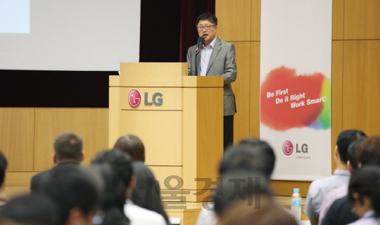 지난 19일 서울 서초구에서 열린 ‘2016 LG 소프트웨어 개발자의 날’ 행사장에서 민경오 LG전자 CTO부문 부사장이 인사말을 하고 있다. /사진제공=LG전자