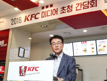 20일 서울 서림동 KFC 청계천점에서 열린 기자간담회에서 이진무 KFC 대표가 가격인하 배경에 대해 설명하고 있다./사진제공=KFC