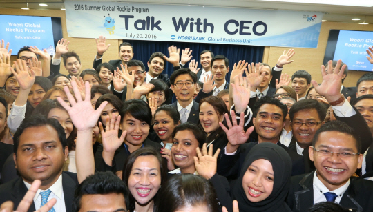 20일 서울 중구 우리은행 본점에서 열린 2016 글로벌 루키 프로그램에 참여한 우리은행 해외 직원들이 손을 흔들며 웃고 있다./사진제공=우리은행