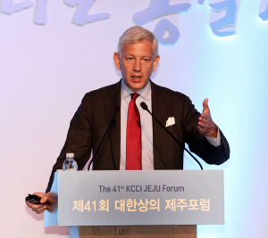 바턴 맥킨지 글로벌 회장 '한국 기업, 혁신을 재구성해야 생존한다'
