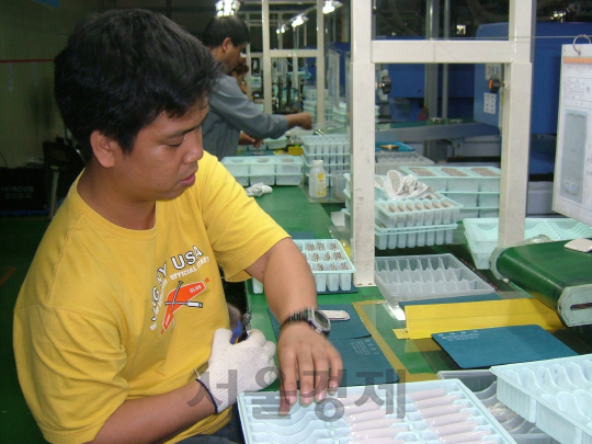 지방의 산업단지에 있는 중소기업 공장에서 필리핀 근로자가 작업에 열중하고 있다.  /서울경제DB