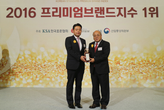 손병관(왼쪽) 신한카드 브랜드전략본부장이 한국표준협회 ‘2016 프리미엄브랜드지수(KS-PBI)’ 신용카드 부문 1위 상패를 수상하고 있다./사진제공=신한카드