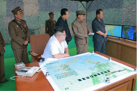 남한 지도 펼쳐놓고 미사일 발사