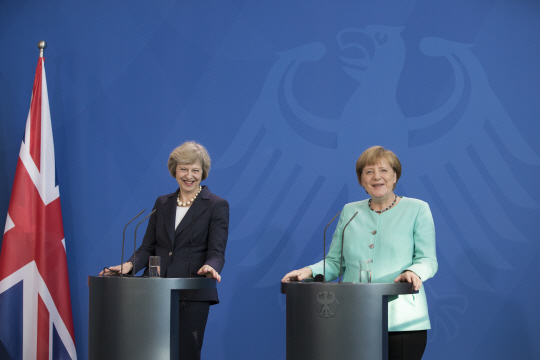 테리사 메이(왼쪽) 영국 총리와 앙겔라 메르켈 독일 총리가 20일(현지시간) 독일 베를린에서 공동기자회견을 하고 있다. /베를린=블룸버그