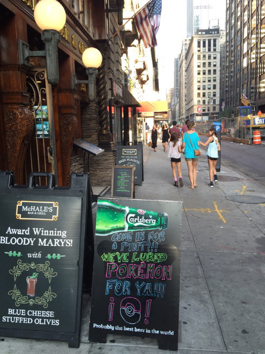 뉴욕 맨해튼 미드타운의 어느 아이리쉬 펍 앞에 포켓몬을 유혹했다는 광고가 눈에 띈다. /사진=줄리 김