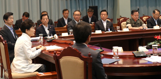 박근혜 대통령이 21일 오전 청와대에서 북한의 탄도미사일 발사 등 최근 북한의 도발 위협과 관련해 안보상황 점검을 위한 국가안전보장회의(NSC)를 주재하고 있다. /사진제공=청와대