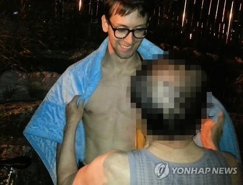 부산에서 강물에 투신한 한국인을 미국인이 뛰어들어 구조한 사실이 알려졌다. /연합뉴스