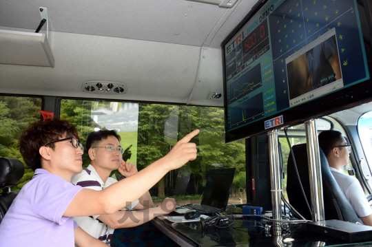 21일 한국전자통신연구원(ETRI) 연구원들이 실시간 동영상과 신호 품질을 바라보며 고속에서도 기가급 인터넷을 제공할 수 있는 ‘모바일 핫스팟 네트워크(MHN) 기술을 버스에서 시연하고 있다./사진제공=한국전자통신연구원