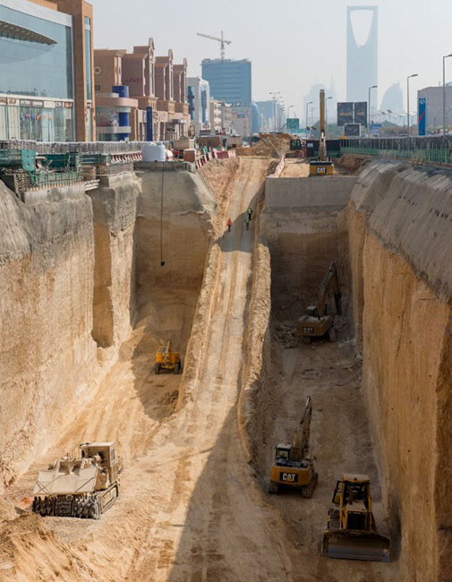 리야드 지하철 공사 현장: 벡텔이 이끄는 컨소시엄은 대형 도시환승시스템을 건설하기 위해 리야드 시내 지하에 약 63km 길이의 터널을 건설하고 있다.