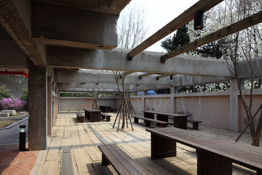 서울컨트리클럽하우스일 때 로커룸이었던 공간의 지붕을 걷어내고 이용자들을 위한 휴식공간으로 만들었다. /사진제공=조성룡도시건축