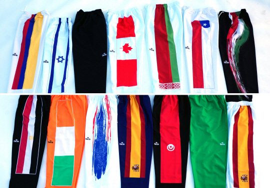 세계태권도연맹이 공개한 ‘제31회 리우데자네이루 하계올림픽’ 태권도 참가국 도복하의 디자인. 스페인은 흰색·파란색 두가지 디자인 중 결정 중이다. 사진은 콜롬비아(왼쪽 상단부터 시계방향으로)·이스라엘·요르단·캐나다·벨라루스·칠레·이란·스페인(흰색 적용)·세네갈·터키·스페인(파란색 적용)·태국·코트디브아르·이집트의 도복 하의. /연합뉴스