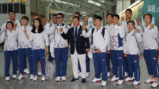 2016 리우올림픽 유도대표팀 선수단이 22일 오후 인천국제공항에서 파이팅을 외치고 있다. /사진=연합뉴스