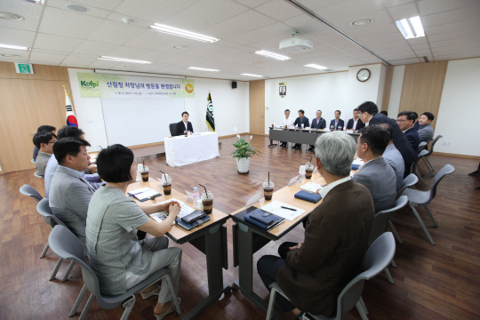 김용하 산림청 차장이 한국임업진흥원을 방문해 진흥원이 추진중인 현안 업무에 최선을 다해줄 것을 당부하고 있다. 사진제공=산림청