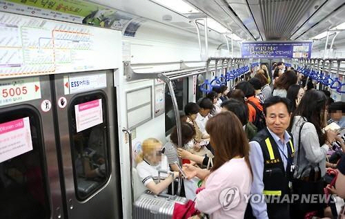 부산 지하철 여성 배려칸이 한달만에 빠르게 정착하고 있다/ 출처= 연합뉴스