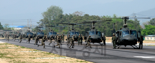 육군은 지난 2월 춘천에서 발생한 UH-1H 헬기 추락사고의 원인이 유압 계통 이상 때문이라고 22일 밝혔다. 육군은 동일기종 100여대의 부품을 전량 교체하고 오는 2020년까지는 국산 수리온 헬기로 교체할 예정이다. 사진은 지난 2014년 육군의 대규모 공중강습 훈련에 동원된 UH-1H. 앞으로도 최소한 4년간 노후 기종에 의존하는 이같은 훈련이 계속될 수 밖에 없어 각별한 주의가 요망된다.