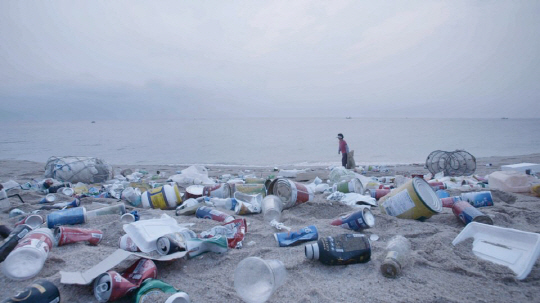 해가 뜬 새벽, 해수욕장에 각종 쓰레기들이 버려져 있다./사진=해양수산부