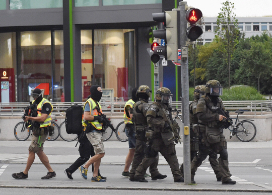 무장한 독일 특수경찰이 22일(현지시간) 총기난사 사건이 벌어진 독일 바이에른주 뮌헨의 올림피아 쇼핑센터 주변을 경계하고 있다. /뮌헨=EPA연합뉴스