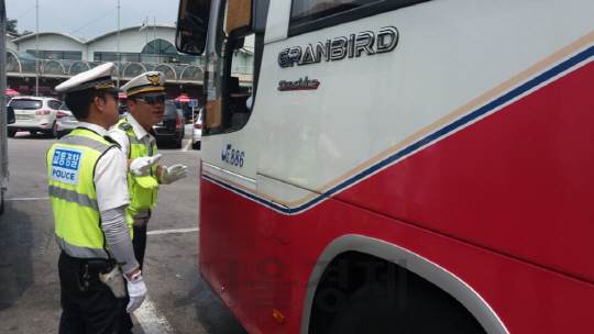 영동고속도로에서 23일 지정차로 법규를 위반한 고속버스 운전기사를 암행순찰 경찰들이 단속하고 있다./박우인기자