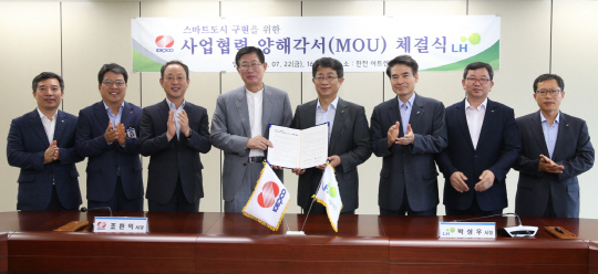 박상우(오른쪽 네 번째)LH 사장과 조환익( “ 다섯번째) 한국전력 사장이 최근 ‘스마트 도시 구현을 위한 사업협력 양해각서’를 체결하고 기념촬영을 하고 있다. /사진제공=LH