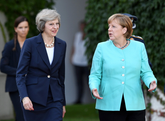 브렉시트(영국의 유럽연합 탈퇴, Brexit) 정국을 이끌고 있는 테리사 메이(왼쪽) 신임 영국 총리가 지난 20일(현지시간) 취임 후 첫 해외순방지인 독일 베를린을 방문해 앙겔라 메르켈 독일 총리와 이야기를 나누고 있다.      /베를린=EPA연합뉴스