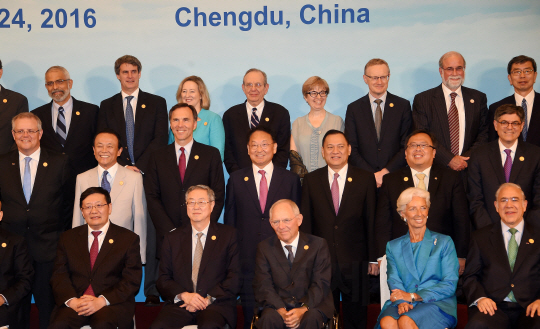 유일호(두 번째 줄 왼쪽 네번째) 부총리 겸 기획재정부 장관이 24일 중국 청두에서 열린 G20재무장관.중앙은행총재회의에 참석해 각국 대표들과 함께 기념사진을 찍고 있다. /사진제공=기획재정부
