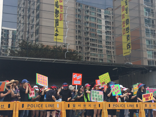 지난 11일 서울시 마포구 사후면세점 공사현장에서 염리초등학교 학부모들이 학생들의 안전을 요구하는 시위를 벌이고 있다. /박윤선기자