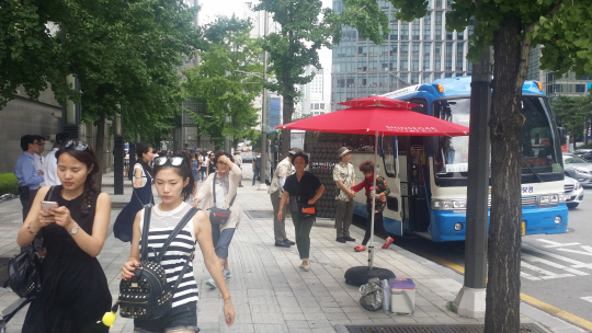 22일 서울 명동 신세계 면세점 앞에서 중국인 관광객들이 쇼핑을 하러 관광버스에서 내리고 있다. /윤경환기자