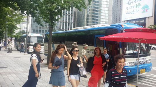 22일 서울 명동 신세계 면세점 앞에서 중국인 관광객들이 쇼핑을 하러 관광버스에서 내리고 있다. /윤경환기자