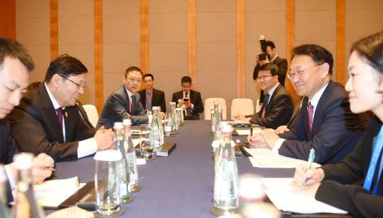 유일호(오른쪽 두번째) 부총리 겸 기획재정부 장관이 24일 중국 청두에서 러우지웨이(왼쪽 두번째) 중국 재무장관과 양자면담을 하고 있다. /사진제공=기획재정부