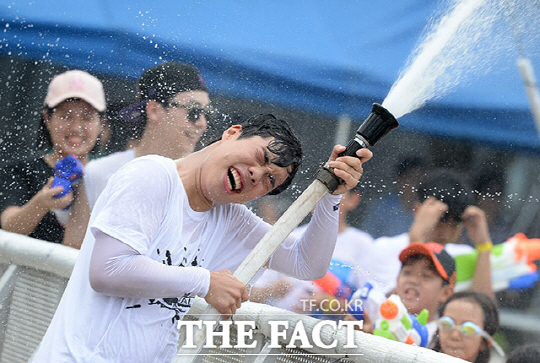 한강물싸움축제가 23일 오후 서울 여의도공원에서 진행되고 있다. 이번 한강물싸움축제는 23, 24일 양일간 열리며 혈액형에 따라 블루팀(AB형, A형) 5,000명, 레드팀(B형, O형) 5,000명이 대결하는 물풍선 싸움도 즐길 수 있다./사진=더팩트