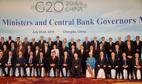 24일 중국 청두에서 폐막한 주요20개국(G20) 재무장관·중앙은행 총재 회의에서 참석자들이 기념사진을 찍고 있다. /사진제공=기획재정부