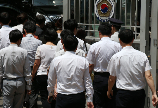 ‘김영란법’이 오는 9월28일부터 시행된다. 이 법이 시행되면 우리 사회에 미칠 파장이 작지 않을 것으로 예상된다. 사진은 정부서울청사 출입문을 오가는 공무원들.       /연합뉴스 DB