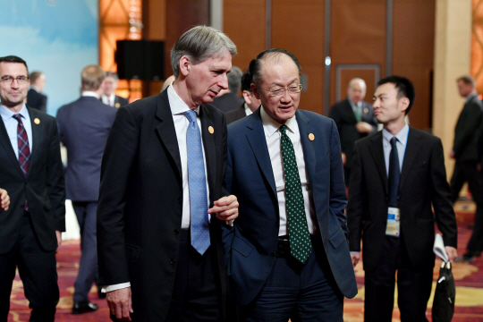 24일 중국 청두에서 열린 G20 재무장관·중앙은행총재 회의에 참석한 필립 해먼드(왼쪽) 영국 재무장관이 김용 세계은행 총재와 이야기를 나누고 있다. /청두=신화연합뉴스
