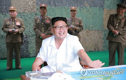 지난 19일 탄도미사일 발사를 지켜보는 북한 김정은 노동당 위원장. / 사진=연합뉴스