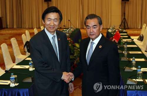 병세 외교장관이 25일 오전(한국시간) 라오스 비엔티안 국립컨벤션센터(NCC)에서 열린 중국과의 양자회담에서 왕이 외교부장과 회담을 하고 있다. /사진=연합뉴스