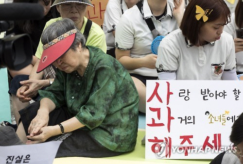 위안부 할머니들이 정부주도 위안부 피해자 지원재단 발족식에 참여를 유도당했다며 정부를 강하게 질책했다  / 출처= 연합뉴스