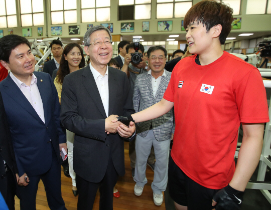 새누리당 김희옥 혁신비상대책위원장이 리우올림픽 선수단 격려차 15일 서울 노원구 태릉선수촌을 찾아 훈련 중인 핸드볼 대표팀 류은희를 격려하고 있다. /연합뉴스