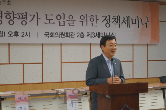 김종석(사진) 새누리당 의원 겸 여의도연구원장은 25일 국회 의원회관에서 ‘의원입법 규제영향평가 도입을 위한 정책세미나’를 개최했다./김종석 의원실