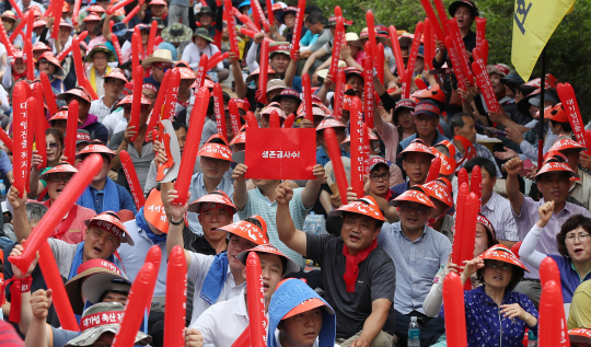 지난 21일 오후 한국농축산연합회 회원들이 김영란법 철회 등을 촉구하며 서울 여의도 산업은행 앞에서 시위를 하고 있다. 오는 9월28일 김영란법 시행으로 급격한 소비위축이 발생하면서 가뜩이나 어려운 우리 경제에 타격을 줄지 우려되고 있다.  /연합뉴스