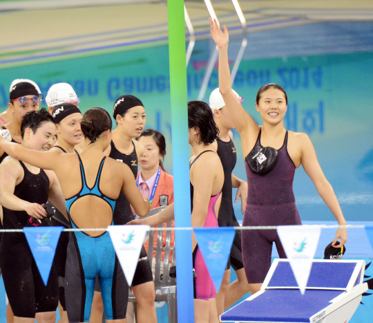 ‘2014 인천 아시안게임’에서 수영 여자 단체 혼계형 400m 결선에 참가한 안세현이 손을 흔들고 있다. /더팩트