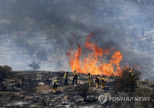 LA 북부에서 발생한 역대 ‘최악의 산불’이 꺼질 줄 모르고 무서운 기세로 번지고 있다./연합뉴스