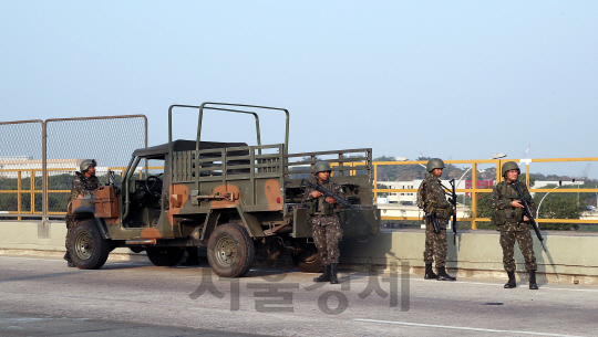 25일 오후(현지시간) 브라질 리우데자네이루 고속도로 입구에서 군 병력들이 경계근무를 서고 있다./리우=이호재기자