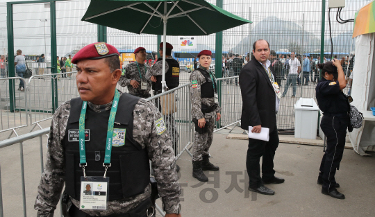 25일 오전(현지시간) 브라질 리우데자네이루 올림픽 메인 프레스 센터 입구에서 군 병력이 검문검색을 하고 있다./리우=이호재기자