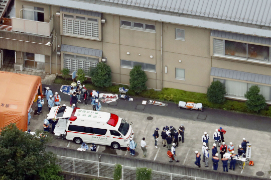26일 장애인 45명이 죽거나 다치는 참극이 일어난 일본 가나가와현 사가미하라시의 장애인시설 쓰구이야마유리엔에 출동한 구조대원과 경찰이 현장을 수습하고 있다.   /사가미하라=AP=연합뉴스