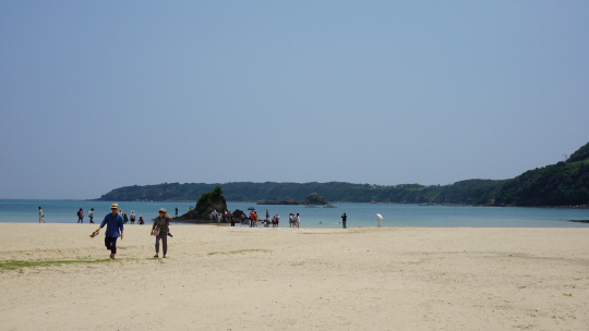 일본 내에서도 물이 맑기로 손 꼽히는 대마도의 미우다 해변./이종호기자