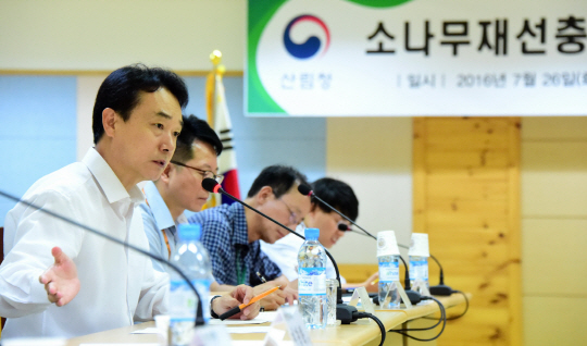 김용하(사진 왼쪽에서 첫번째) 산림청 차장이 ‘소나무재선충병 외부 전문가 자문회의’를 주재하고 있다. 사진제공=산림청